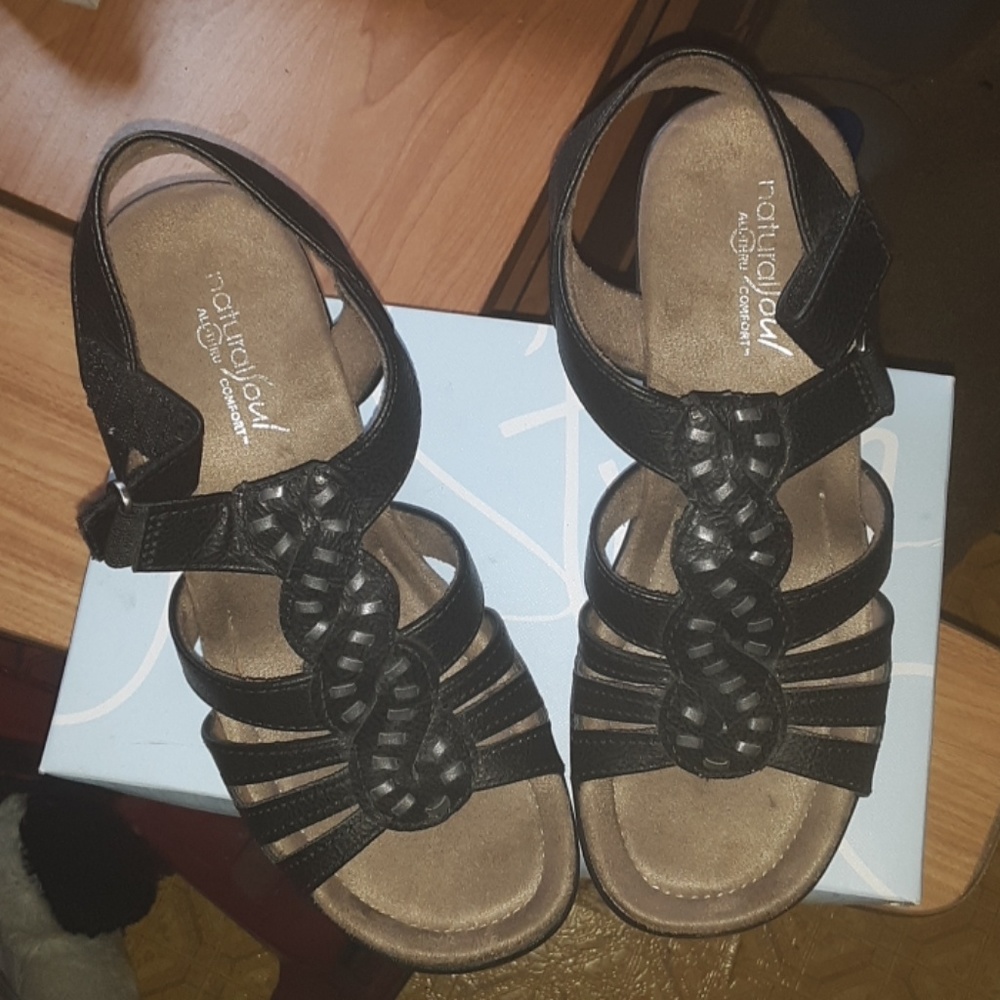 Size 7.5 natural soul all thru comfort sandals